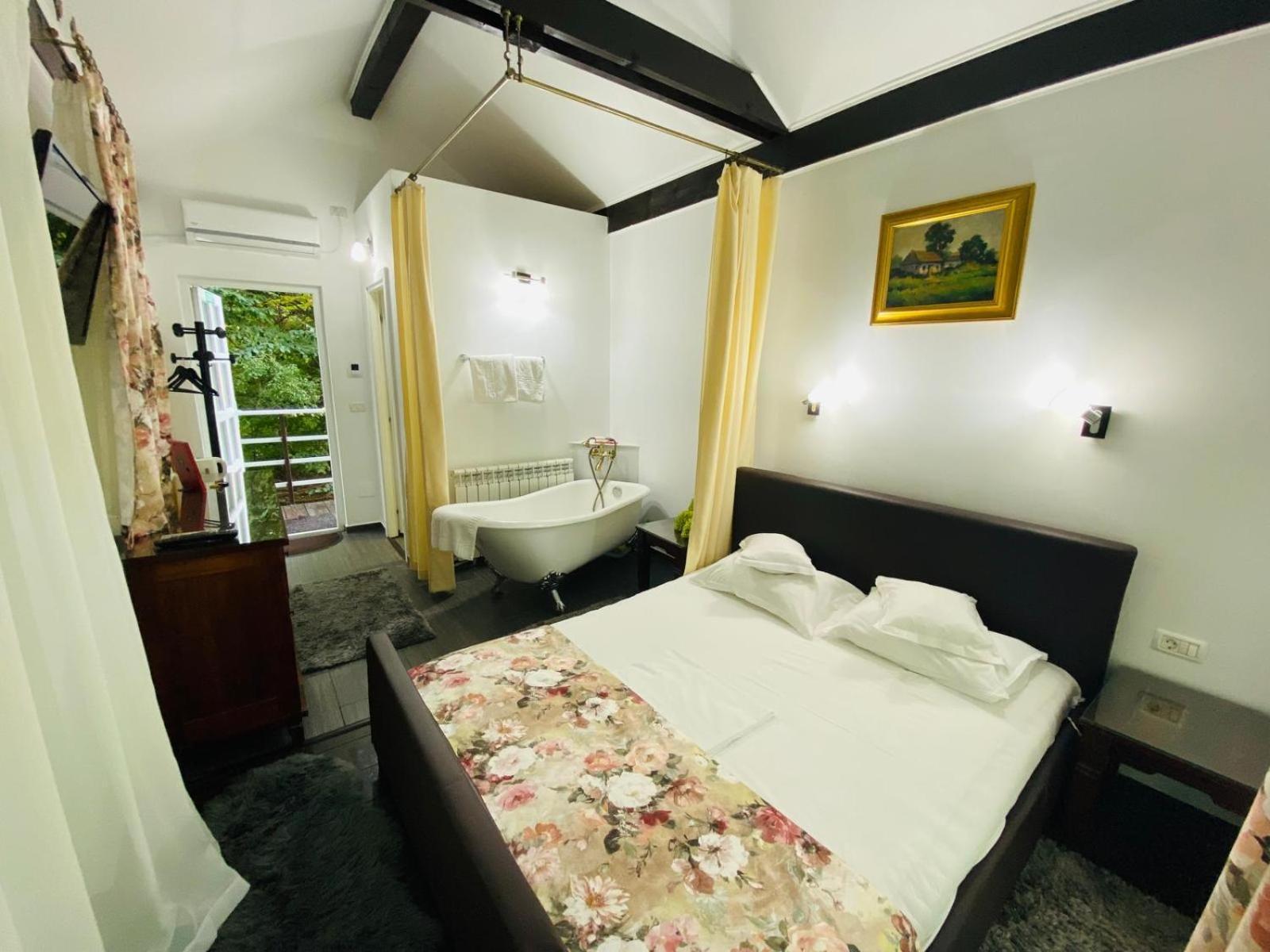 Rapsodia Pension Suceava Exterior photo